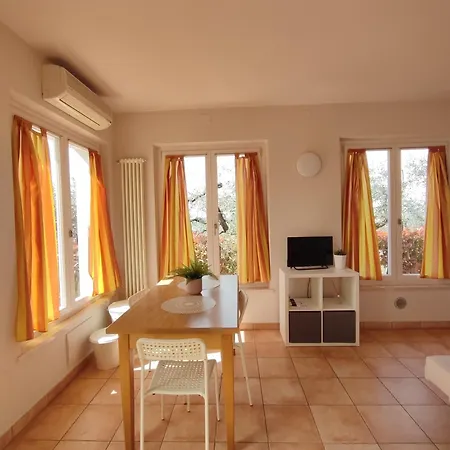 Apartment View & Free Parking *